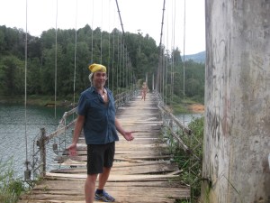 A troubled bridge over water, in Guatapa
